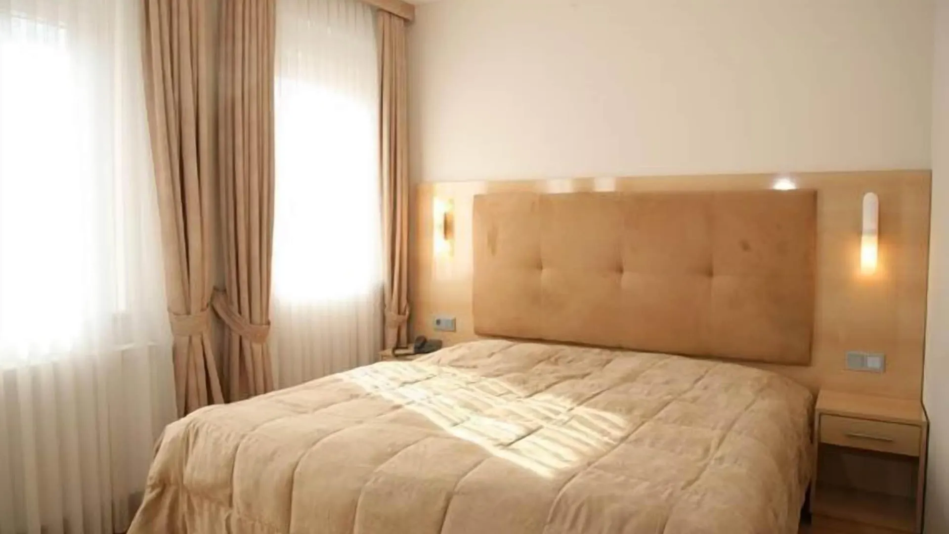 Hotel Am Kurfuerstenplatz - Messe Frankfurt am Main 3*,